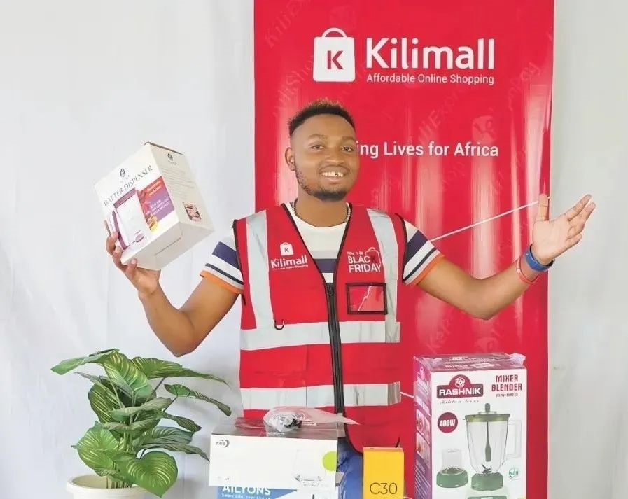 隨著“絲路電商”國際合作深入推進(jìn)，共建“一帶一路”國家雙多邊數(shù)字貿(mào)易規(guī)則對接不斷強(qiáng)化。借助“絲路電商”合作機(jī)制，肯尼亞主播迪克森·恩甘加在當(dāng)?shù)刂辈ж?。劉婉?攝（新華社發(fā)）