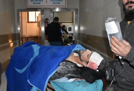 11月29日，在敘利亞阿勒頗，傷者被送往醫(yī)院接受治療。新華社發(fā)
