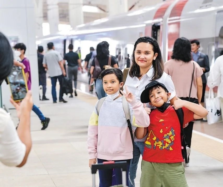 雅萬高鐵是我國在境外完成全過程勘察設(shè)計建設(shè)的首個高鐵項目，于去年10月17日正式開通運營，是中印尼共建“一帶一路”合作的典范。圖為乘客在和雅萬高鐵動車組合影留念。新華社記者 徐欽 攝