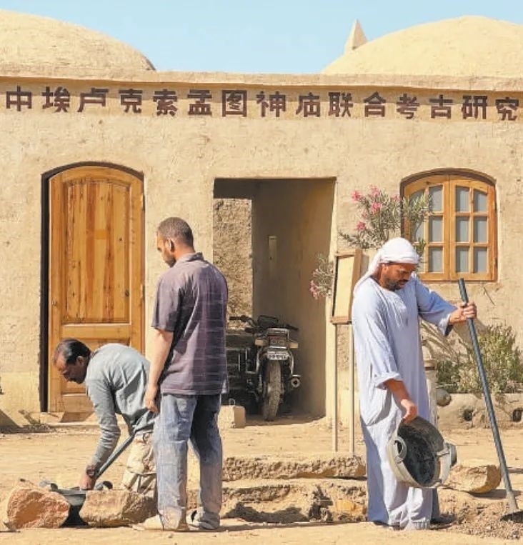 中埃（及）盧克索孟圖神廟聯(lián)合考古項目在考古發(fā)掘、文物保護(hù)等方面，不斷統(tǒng)一技術(shù)標(biāo)準(zhǔn)，互學(xué)互鑒理念方法，推動神廟實地景象和出土文物重現(xiàn)于世人面前。圖為工作人員在項目現(xiàn)場進(jìn)行發(fā)掘清理工作。新華社記者 王東震 攝