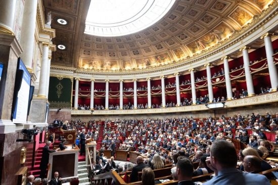 10月1日，法國總理巴尼耶在位于巴黎的法國國民議會發(fā)表演講。新華社發(fā)（杰克·陳攝）