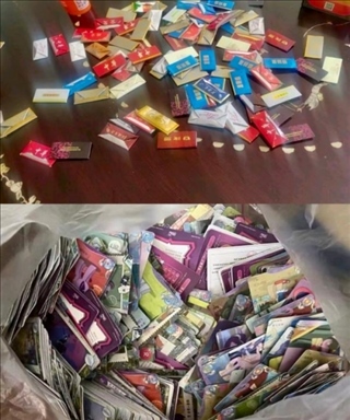 孩子們收集的煙卡、卡牌。受訪者供圖