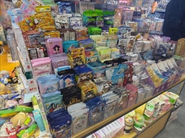 北京某文具店卡牌盲盒柜臺，未設(shè)相關(guān)提醒。人民網(wǎng)記者 黃鈺攝