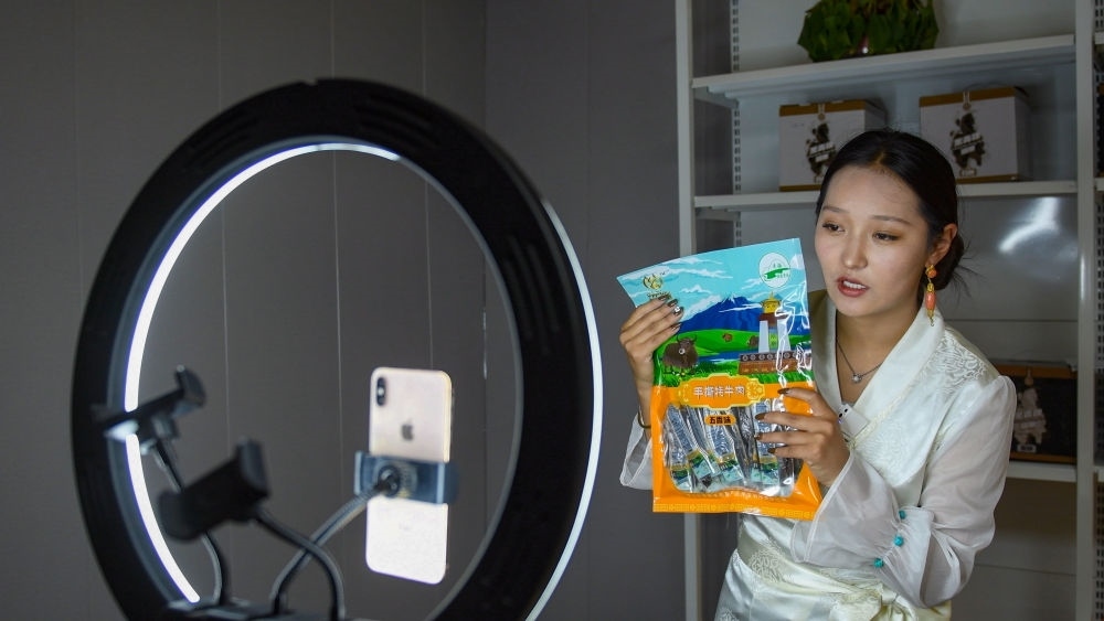 9月24日，果洛藏貢麻村村民多杰吉在進行網絡帶貨直播。（潘彬彬 攝）