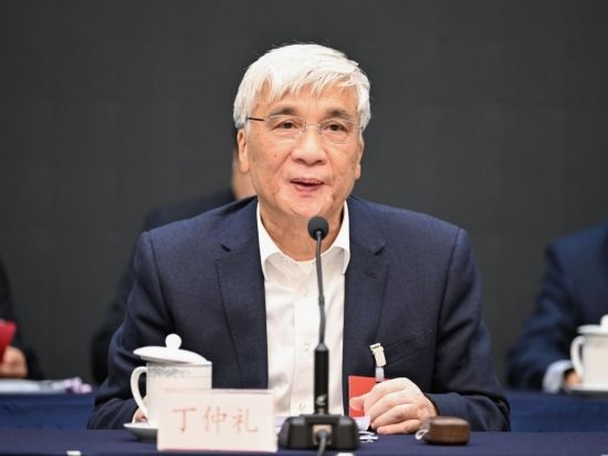 全國人大常委會副委員長、歐美同學(xué)會會長丁仲禮作工作報告