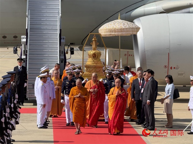 北京靈光寺佛牙舍利抵達泰國曼谷廊曼軍用機場。人民網(wǎng)記者章念生攝