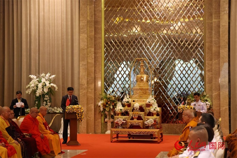 中泰兩國代表在曼谷廊曼軍用機場舉辦的迎請儀式上致辭。人民網(wǎng)記者楊一攝