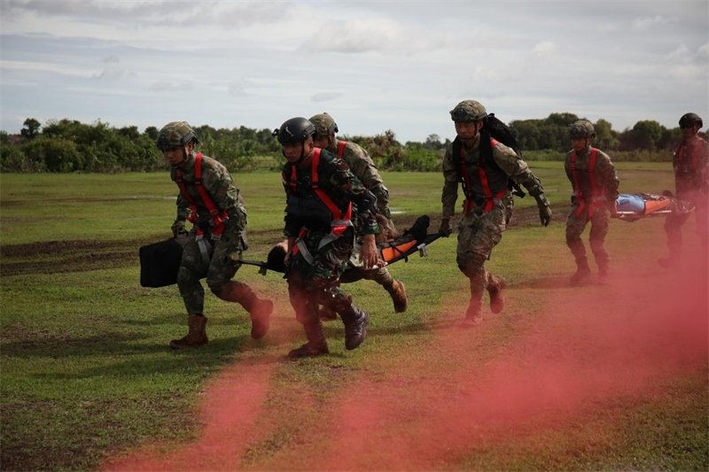 中印尼雙方空降兵隊(duì)員空降至指定地域后，迅速展開(kāi)“傷病員”救治和轉(zhuǎn)移。段江山攝
