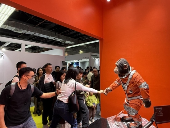 本土原創(chuàng)公司JIN ARTS帶領(lǐng)仿生機(jī)器人亮相廣州設(shè)計周11號館。（受訪者供圖）