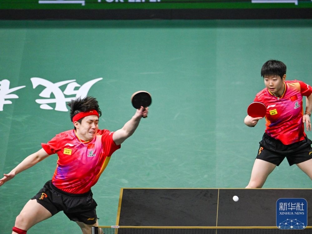 ↑中國(guó)隊(duì)組合王楚欽（左）/孫穎莎在混雙比賽中。新華社記者 王曦 攝