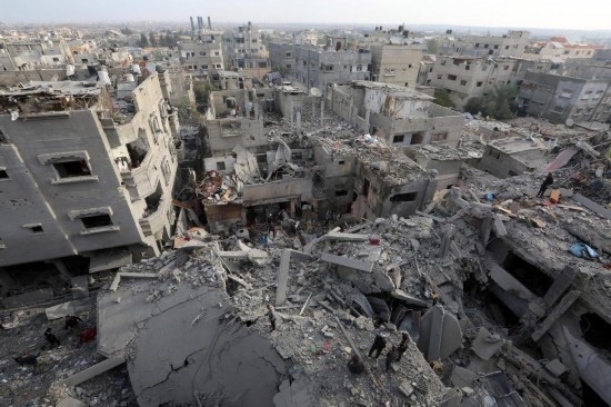 這是12月7日在加沙地帶中部努賽賴特難民營(yíng)拍攝的遭以軍轟炸后的建筑廢墟。新華社發(fā)（里澤克·阿卜杜勒賈瓦德攝）