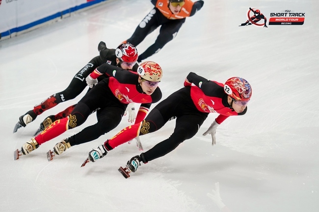 中國(guó)選手孫龍(右一)、劉少昂(右二)在比賽中。賽事組委會(huì)供圖