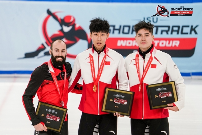 男子500米頒獎(jiǎng)儀式，中國(guó)選手孫龍(中)奪得冠軍，加拿大選手杜博伊斯(左)獲得亞軍，中國(guó)選手劉少昂獲得季軍。賽事組委會(huì)供圖