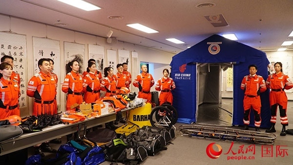 國航日韓支社捐贈(zèng)的專業(yè)救援裝備。人民網(wǎng) 蔣曉辰攝