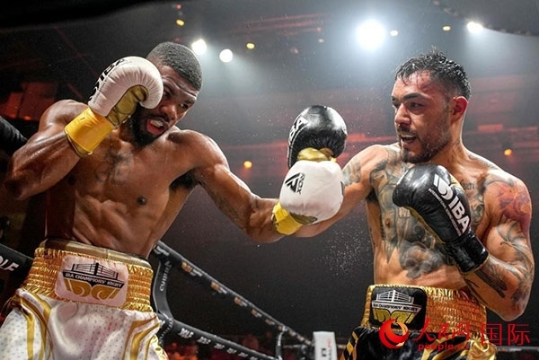 來自剛果民主共和國的帕特里克·穆卡拉（右）獲得了非洲80公斤級(jí)冠軍。人民網(wǎng) 塔里克·易卜拉欣攝