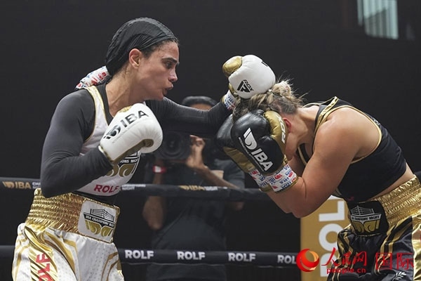 來自伊朗和羅馬尼亞的女選手進(jìn)行了墊場(chǎng)賽。人民網(wǎng) 塔里克·易卜拉欣攝