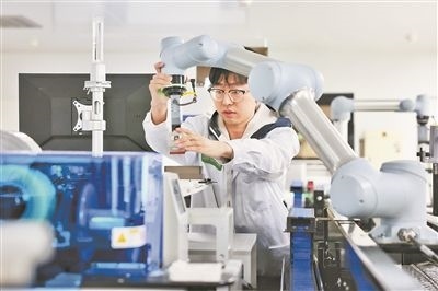 廣東省深圳市科研人員在實(shí)驗(yàn)室調(diào)試智能機(jī)器人。視覺(jué)中國(guó)供圖