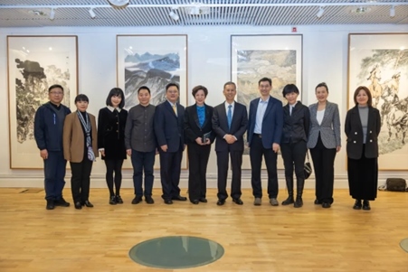 中國駐瑞典大使崔愛民與畫展主辦方人員合影。中國駐瑞典大使館供圖