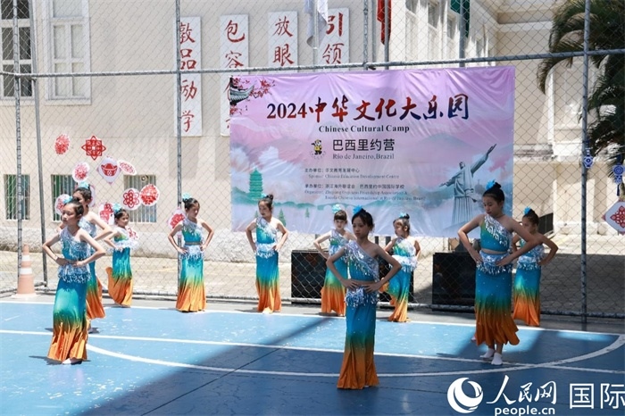 傣族舞蹈《金色的孔雀》以優(yōu)美的動作贏得觀眾喝彩。人民網記者 陳海琪攝