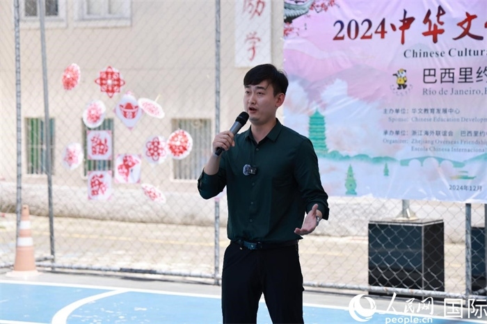 歌曲《故鄉(xiāng)的云》喚起了在外游子對故鄉(xiāng)的懷念。人民網記者 陳海琪攝