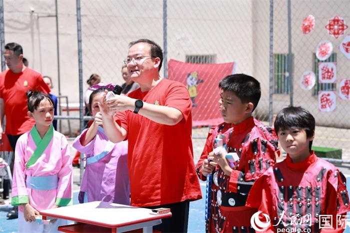 趣味數學節(jié)目以富有創(chuàng)意的數字游戲和魔尺變幻為亮點，激發(fā)了孩子們的數學思維與想象力。人民網記者 陳海琪攝