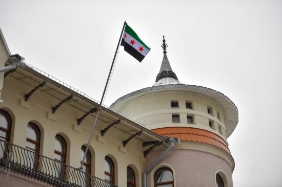 12月9日，在俄羅斯首都莫斯科，敘利亞駐俄羅斯使館升起代表敘利亞反對派的旗幟。新華社發(fā)（亞歷山大攝）