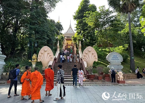 游客在金邊塔山寺游玩。人民網(wǎng)記者 簡(jiǎn)承淵攝