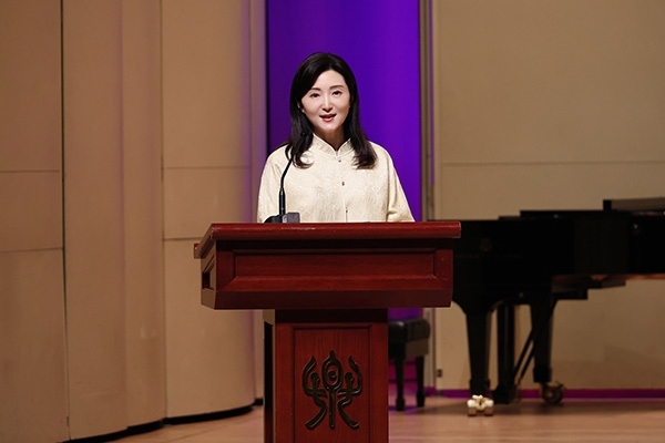 中央音樂學(xué)院黨委書記、中國民族管弦樂學(xué)會(huì)胡琴專業(yè)委員會(huì)會(huì)長于紅梅致辭。中國民族管弦樂學(xué)會(huì)胡琴專業(yè)委員會(huì)供圖