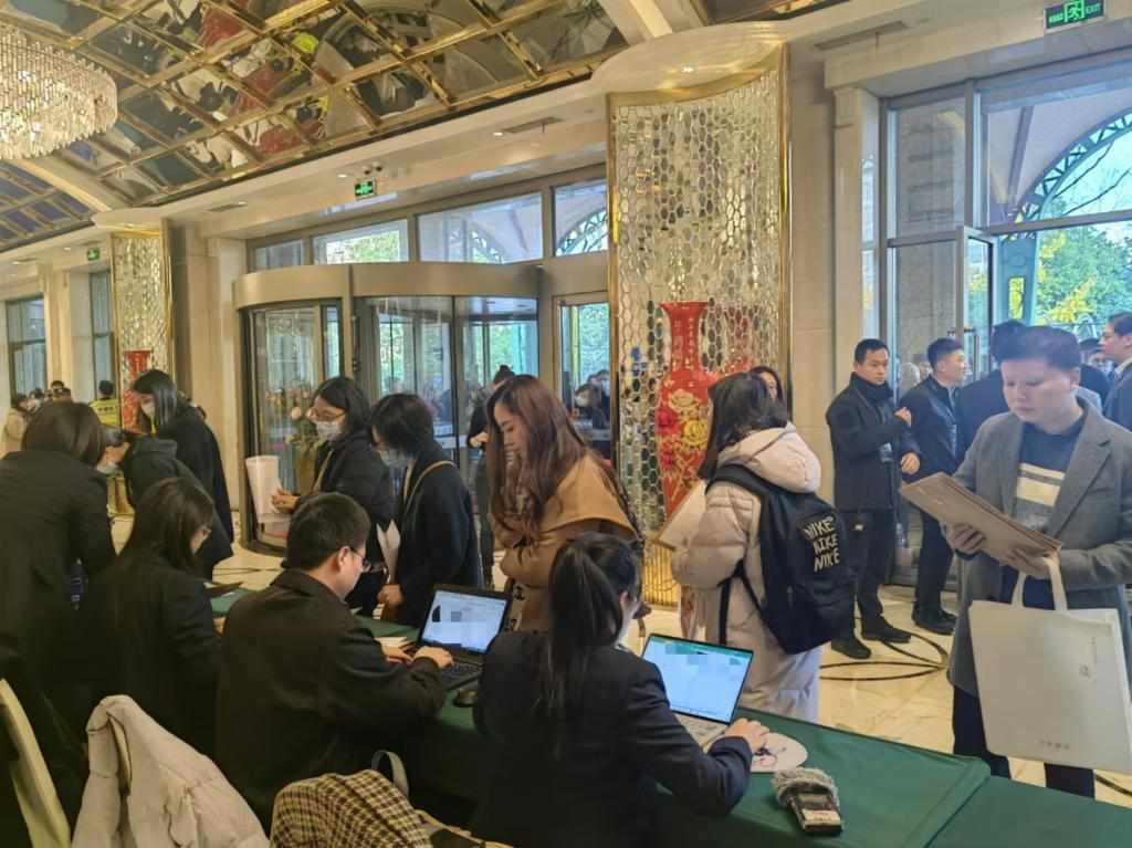 12月12日，第十批國家組織藥品集中帶量采購現(xiàn)場。新華社記者龔雯 攝