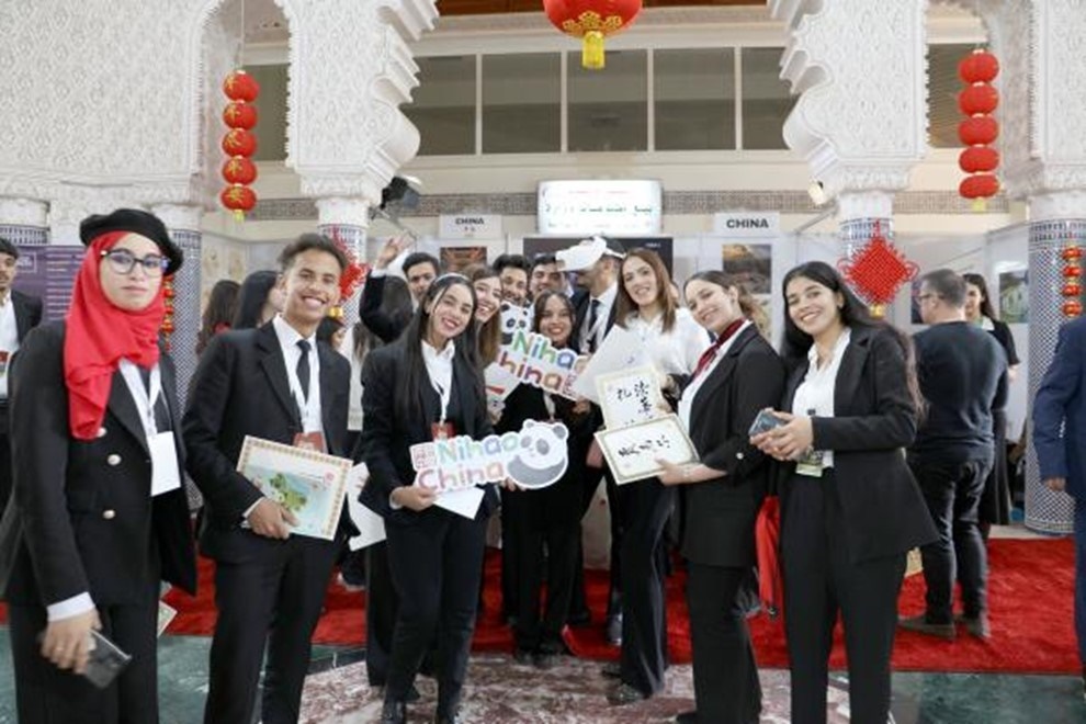 當(dāng)?shù)孛癖娛殖帧澳愫?！中?guó)”手牌合影。拉巴特中國(guó)文化中心供圖