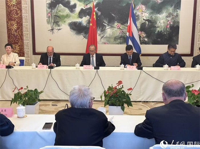 “紀(jì)念首批中國學(xué)生赴古巴留學(xué)暨中古開啟教育合作60周年座談會”在京舉辦。人民網(wǎng)記者 趙健攝