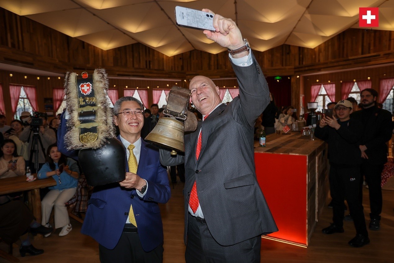 瑞士駐華大使白瑞誼與北京市西城區(qū)委副書記、代區(qū)長(zhǎng)郅海杰搖響瑞士牛鈴，共同為小木屋揭幕。瑞士駐華大使館供圖