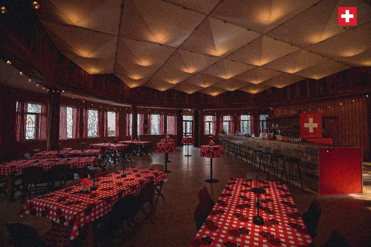 瑞士小木屋內(nèi)飾采用瑞士紅、森林棕與雪山白三種主色調(diào)，營(yíng)造出自然與現(xiàn)代交融的氛圍。瑞士使館供圖