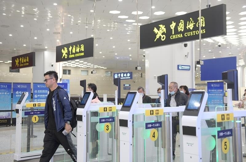 △2024年2月29日，旅客從橫琴口岸過關(guān)。