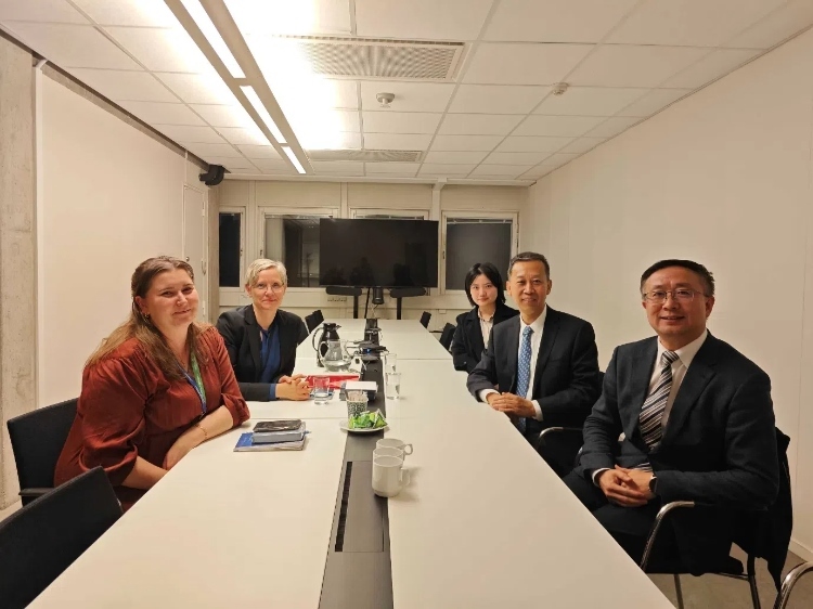 中國(guó)駐瑞典大使崔愛(ài)民會(huì)見(jiàn)瑞典聯(lián)合國(guó)教科文組織全國(guó)委員會(huì)秘書(shū)長(zhǎng)。中國(guó)駐瑞典大使館供圖