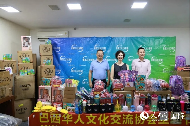 中國駐里約熱內(nèi)盧總領(lǐng)館副總領(lǐng)事王尉育（右）、里約慈善協(xié)會(huì)主席保拉·菲格雷多（中）、巴西華人文化交流協(xié)會(huì)主席上官建峰（左）出席捐贈(zèng)活動(dòng)并致辭。人民網(wǎng)記者 陳海琪攝