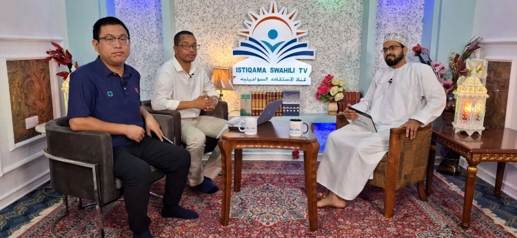 牛曉兵主任參與當?shù)仉娨暸_訪談。中國援桑醫(yī)療隊供圖