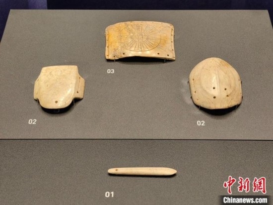 12月14日，“文明先鋒—凌家灘文化玉器展”在故宮博物院文華殿開(kāi)幕。圖為展覽現(xiàn)場(chǎng)的玉龜、玉版和玉簽。 中新社記者 應(yīng)妮 攝