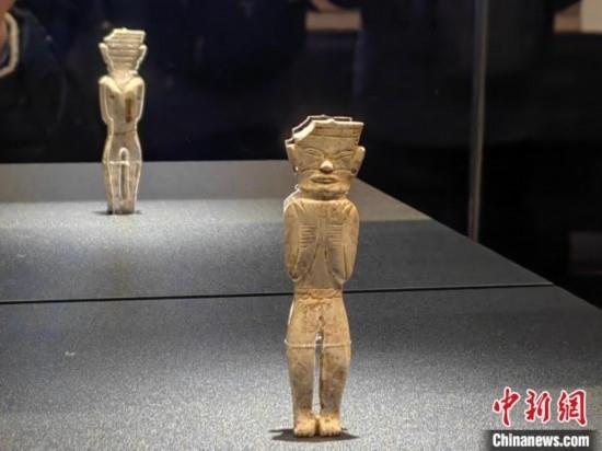12月14日，“文明先鋒—凌家灘文化玉器展”在故宮博物院文華殿開(kāi)幕。圖為展覽現(xiàn)場(chǎng)的立姿玉人。 中新社記者 應(yīng)妮 攝