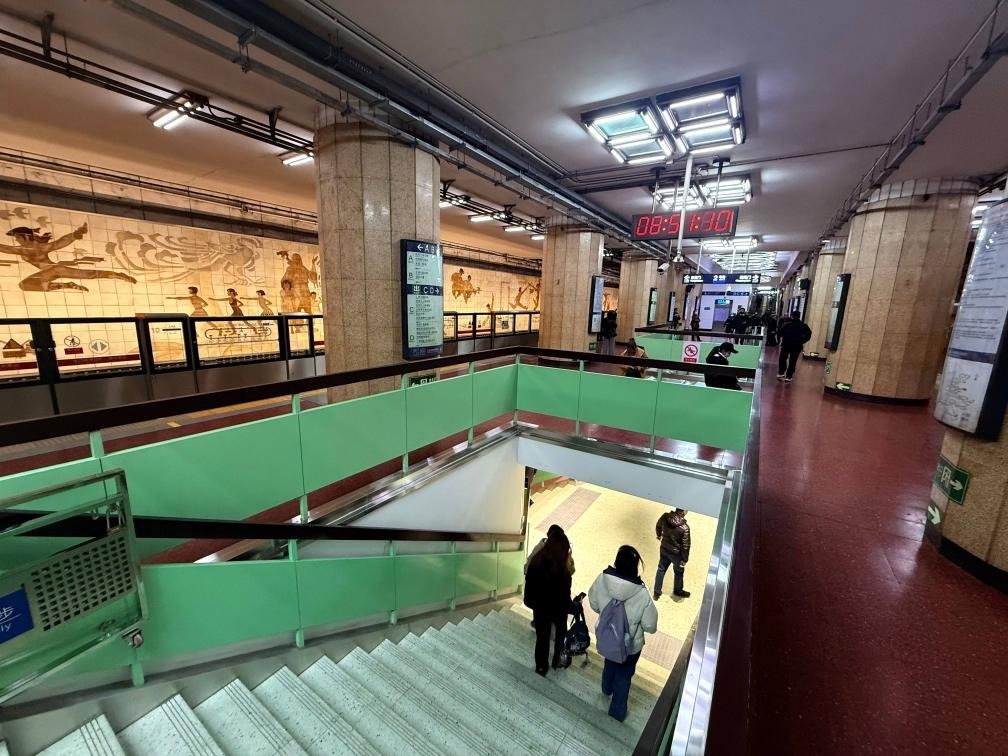 乘客從北京地鐵2號線東四十條站走“站中站”換乘地鐵3號線。新華社記者張驍 攝