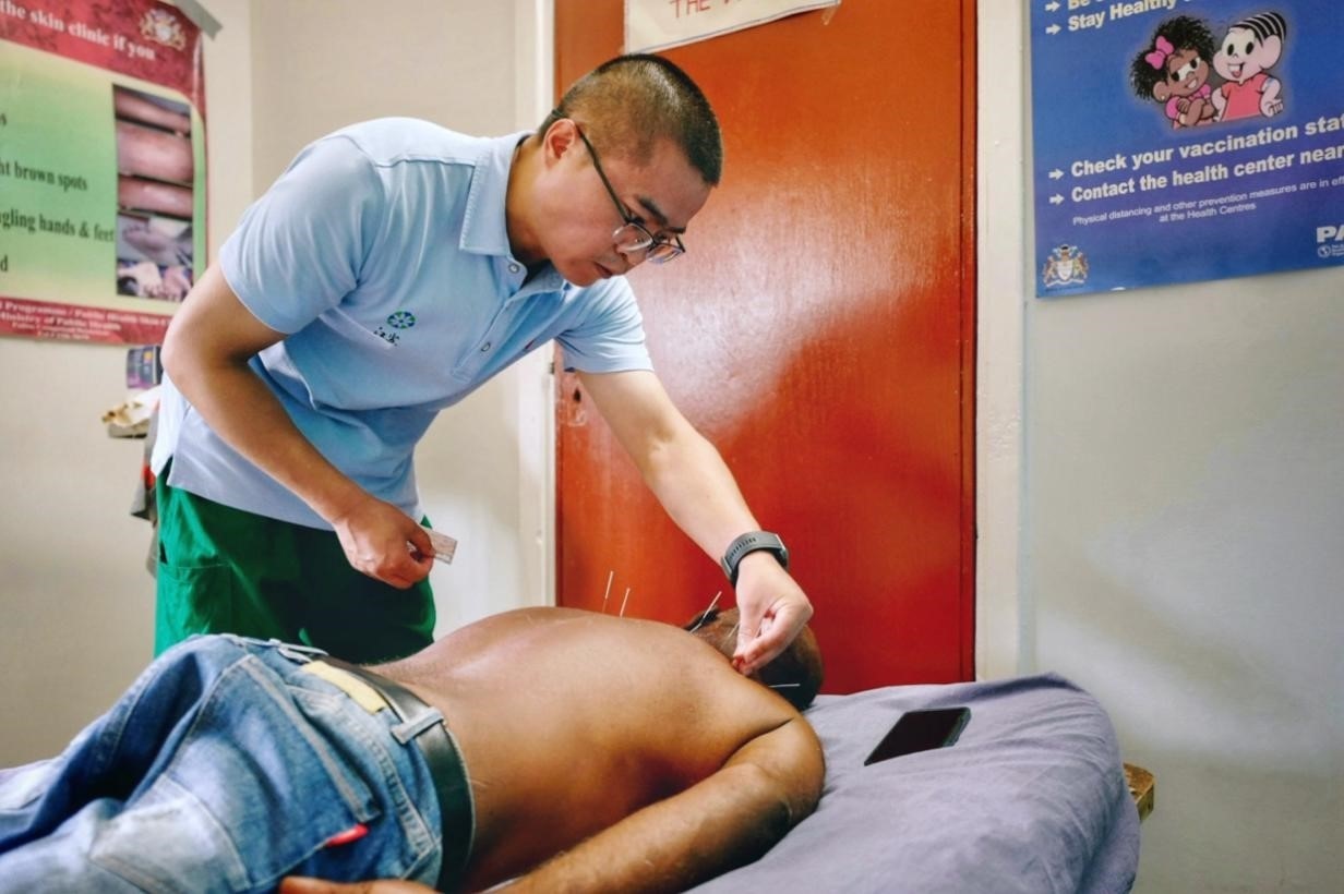 第20期中國（江蘇）援圭亞那醫(yī)療隊在圭偏遠的林登高速社區(qū)開展義診。中國援圭醫(yī)療隊供圖