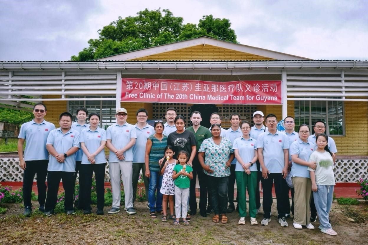 第20期中國（江蘇）援圭亞那醫(yī)療隊在圭偏遠的林登高速社區(qū)開展義診后，與部分當?shù)鼐用窈嫌啊?中國援圭醫(yī)療隊供圖