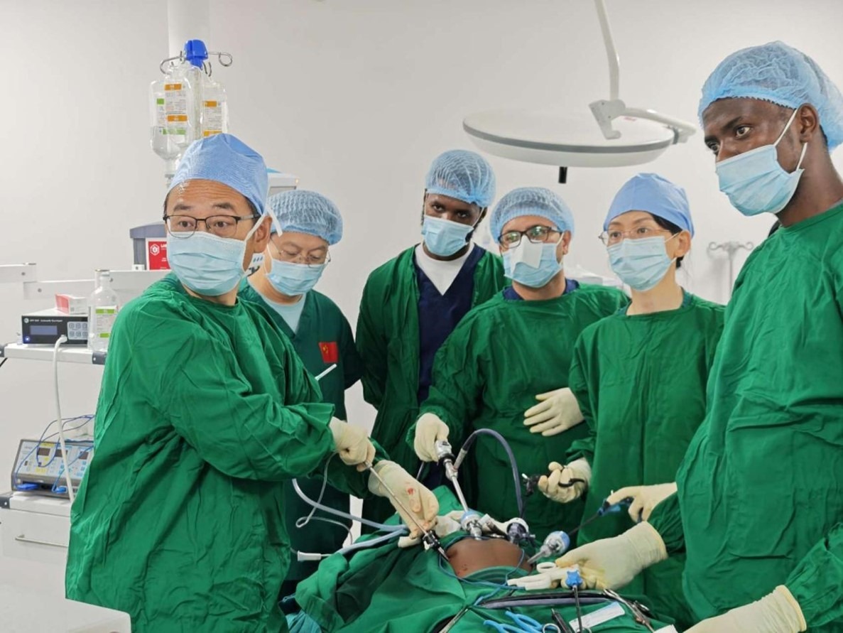 中外醫(yī)師合作進(jìn)行腹腔鏡手術(shù)。中國援桑醫(yī)療隊供圖