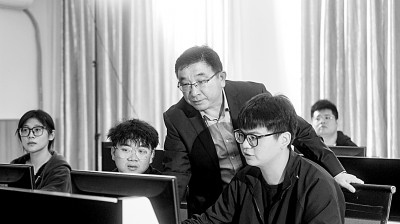 于濤教授對團(tuán)隊成員進(jìn)行技術(shù)指導(dǎo)。資料圖片