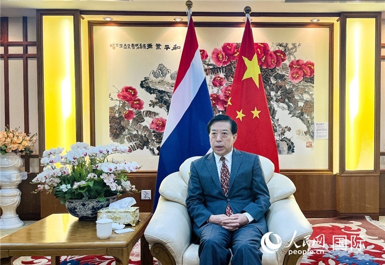 2024年12月10日，中國駐泰國大使韓志強在泰國曼谷接受中國—東盟中心（ACC）組織的“多彩東盟：2024年中國媒體東盟行”媒體團采訪。人民網(wǎng)記者 羨江楠攝