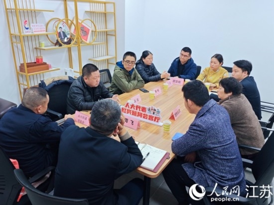 “紅興會(huì)客廳”，一場助企紓困協(xié)調(diào)會(huì)正在進(jìn)行。人民網(wǎng) 徐晨曦?cái)z