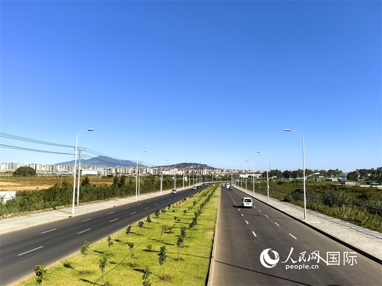 新近完工的埃塞俄比亞卡里提環(huán)線—布爾布拉—克林圖公路遠(yuǎn)景。張洪衛(wèi)攝