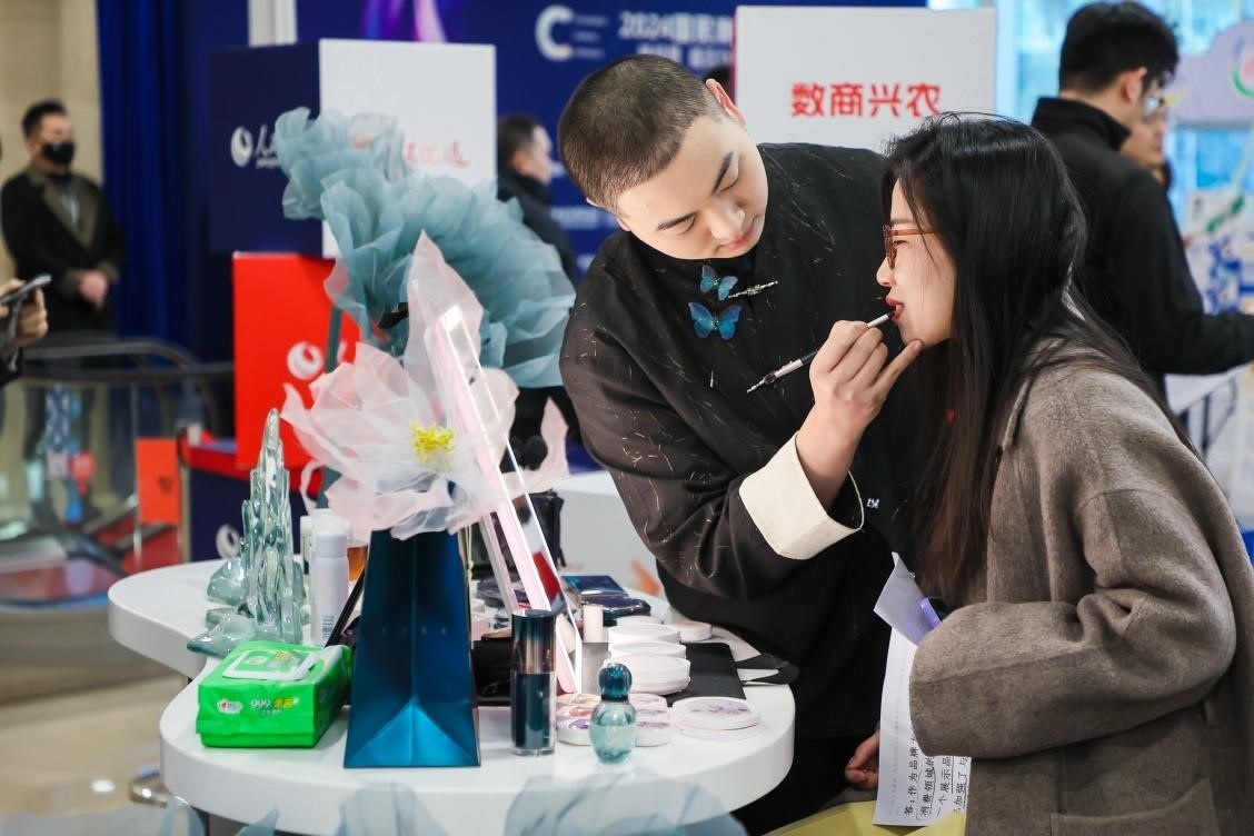 美妝展位化妝師為嘉賓一對一化妝。林文松攝