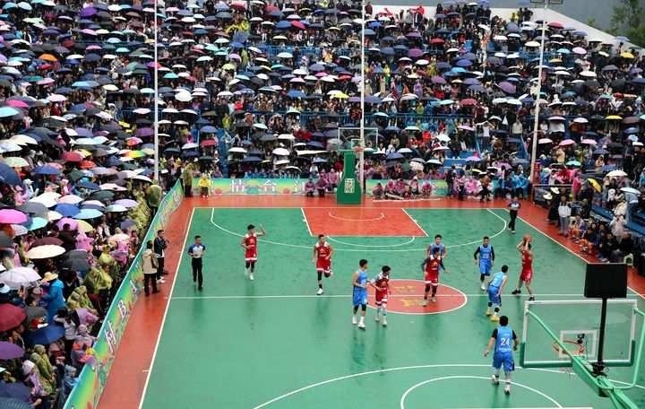 2024年5月1日，人們在貴州省黔東南苗族侗族自治州臺江縣臺盤鄉(xiāng)臺盤村觀看“村BA”球王爭霸賽。 新華社發(fā)（余天英 攝）