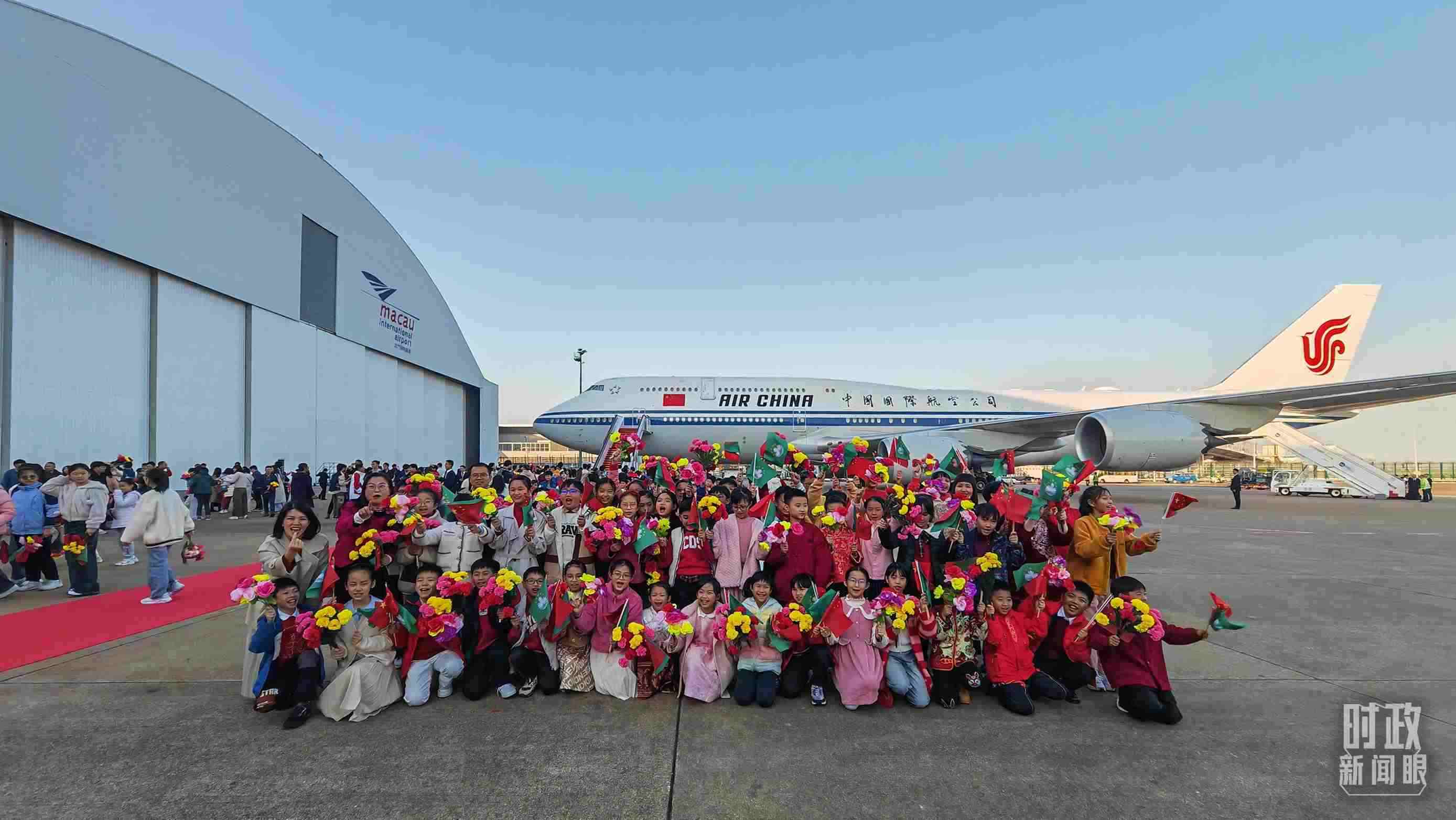 △歡迎儀式后，歡迎人群合影留念。（總臺央視記者劉琦拍攝）